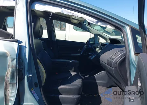 2017 Toyota Prius V Five z USA, uszkodzony, nr VIN JTDZN3EU4HJ069561